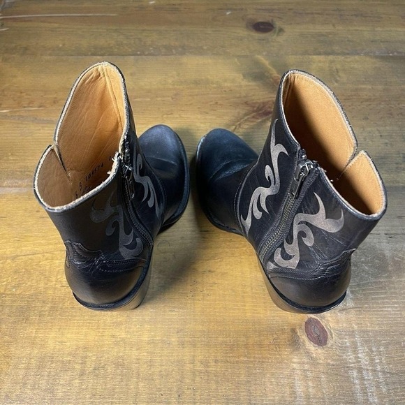 Women's Luchessi Ankle Boots 6B Zipper Black Etched Leather Block Heel - Picture 2 of 6